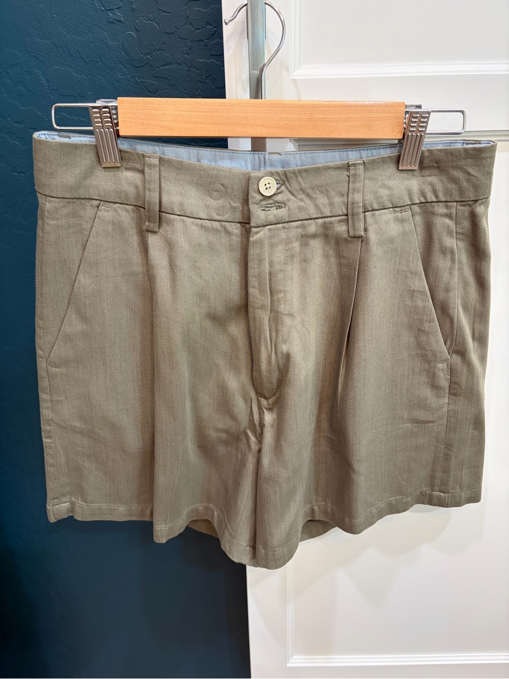 Jachs girlfriend olive green pleated high waisted shorts
